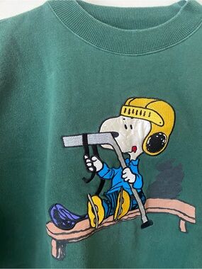 Vintage & Authentic Hockey Snoopy, Bill Ditfort/ Schulz, L Sweatshirt & magnet.